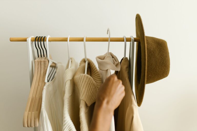 How to Build a Basic Capsule Wardrobe for Everyday Style
